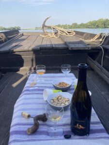 Fin d’apéro entre copains sur une toue cabanée - La Loire - proche de l’Ile de Béhuard
